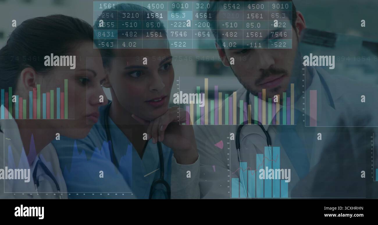 Équipe médicale portant des gommages et des stéthoscopes interprétant des diagrammes numériques dans l'espace de travail clinique Banque D'Images