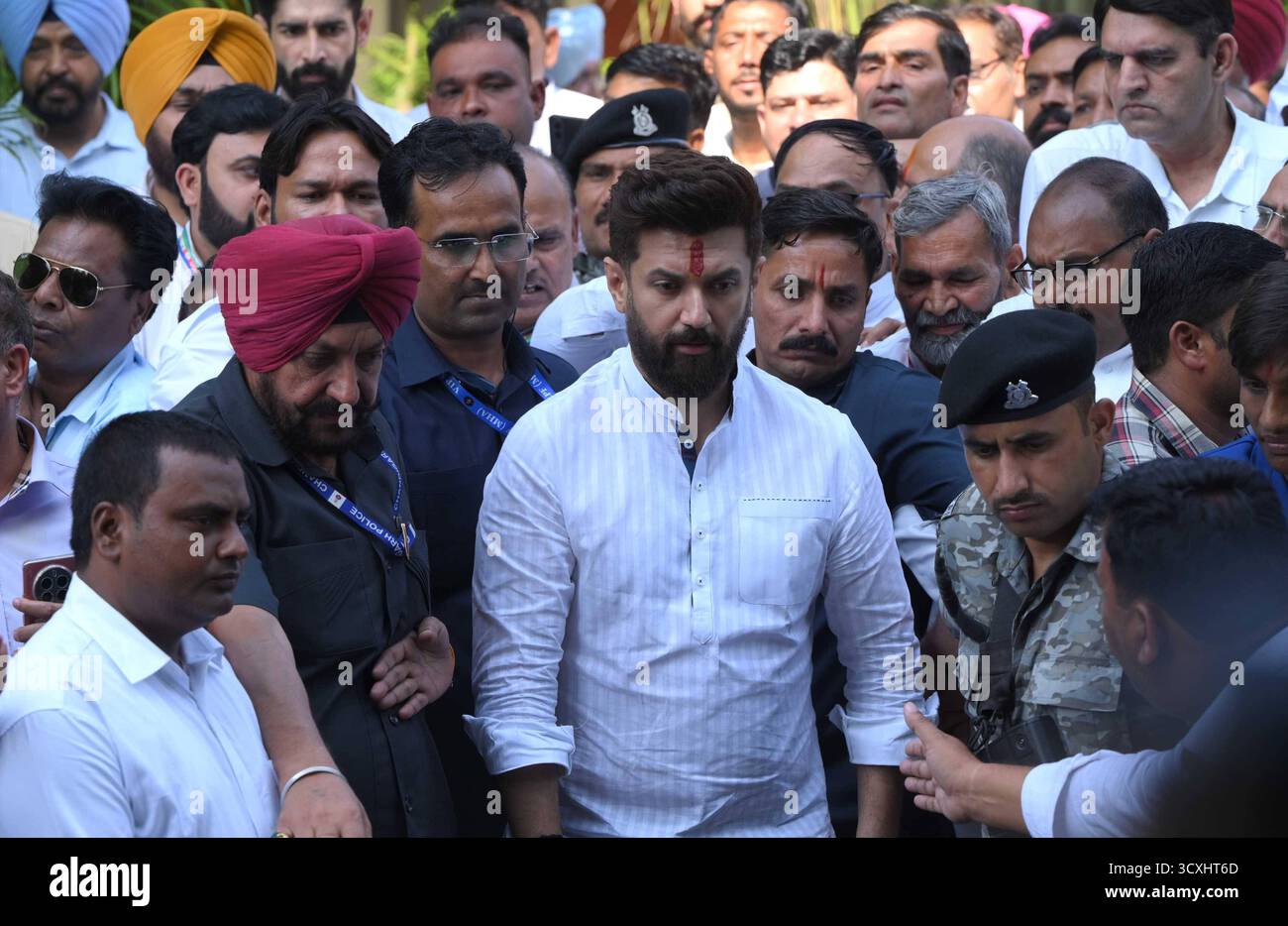 CHANDIGARH, INDE - 14 OCTOBRE : le ministre syndical Chirag Paswan sort après avoir présenté ses condoléances à IGP y Puran Singh à la résidence du secteur 24 le 14 octobre 2025 à Chandigarh, en Inde. Le 7 octobre 2025, l'officier y Puran Kumar du Haryana IPS a été retrouvé mort à sa résidence de Chandigarh d'une blessure par balle. Dans une note de suicide de neuf pages, Puran Kumar aurait accusé neuf officiers IPS en service de la police de Haryana, un officier IPS à la retraite et trois officiers IAS à la retraite de discrimination fondée sur la caste. Le policier n'a pas été incinéré, même sept jours après son suicide. L'impasse se poursuit entre pur Banque D'Images