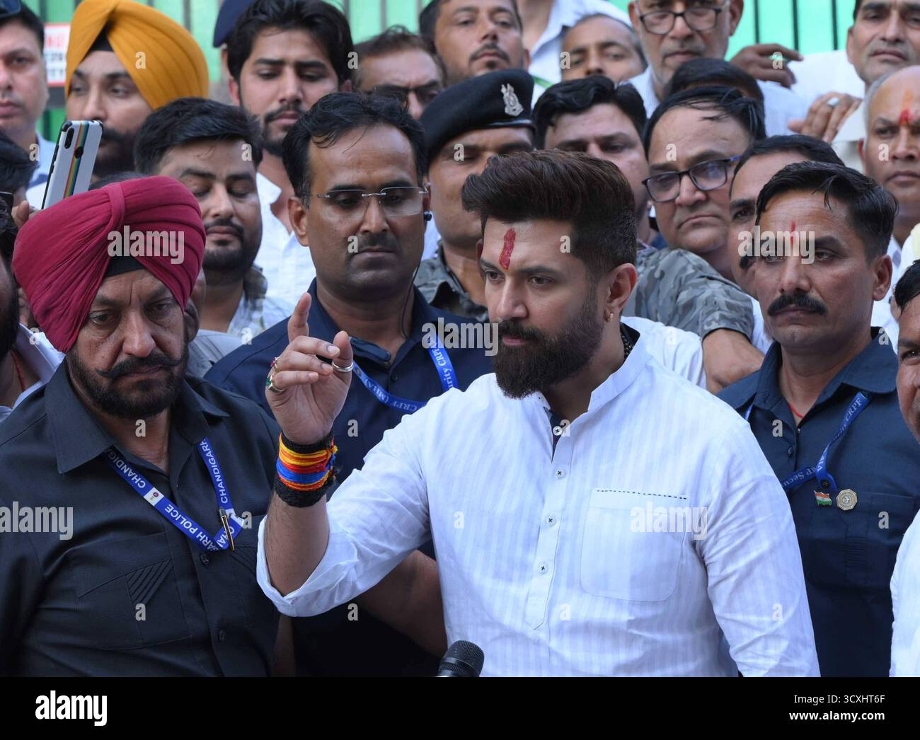 CHANDIGARH, INDE - 14 OCTOBRE : le ministre syndical Chirag Paswan sort après avoir présenté ses condoléances à IGP y Puran Singh à la résidence du secteur 24 le 14 octobre 2025 à Chandigarh, en Inde. Le 7 octobre 2025, l'officier y Puran Kumar du Haryana IPS a été retrouvé mort à sa résidence de Chandigarh d'une blessure par balle. Dans une note de suicide de neuf pages, Puran Kumar aurait accusé neuf officiers IPS en service de la police de Haryana, un officier IPS à la retraite et trois officiers IAS à la retraite de discrimination fondée sur la caste. Le policier n'a pas été incinéré, même sept jours après son suicide. L'impasse se poursuit entre pur Banque D'Images