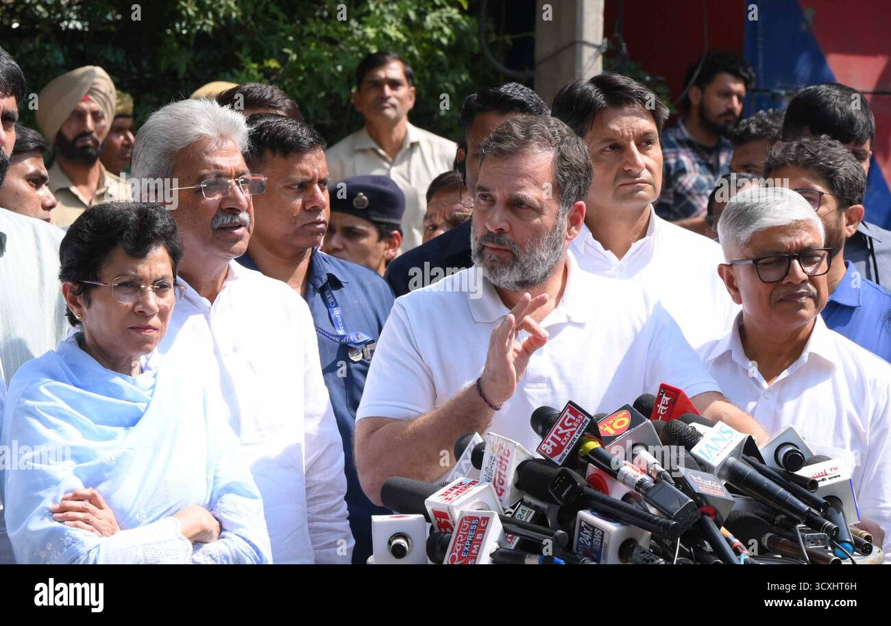 CHANDIGARH, INDE - 14 OCTOBRE : les dirigeants du Congrès Rahul Gandhi , Kumari Selja, Bhupinder Singh Hooda, Dipender Singh Hooda et des dirigeants principaux s'adressent aux médias après avoir rendu hommage à IGP y Puran Singh à la résidence Sector 24 le 14 octobre 2025 à Chandigarh, en Inde. Le 7 octobre 2025, l'officier y Puran Kumar du Haryana IPS a été retrouvé mort à sa résidence de Chandigarh d'une blessure par balle. Dans une note de suicide de neuf pages, Puran Kumar aurait accusé neuf officiers IPS en service de la police de Haryana, un officier IPS à la retraite et trois officiers IAS à la retraite de discrimination fondée sur la caste. La police offi Banque D'Images