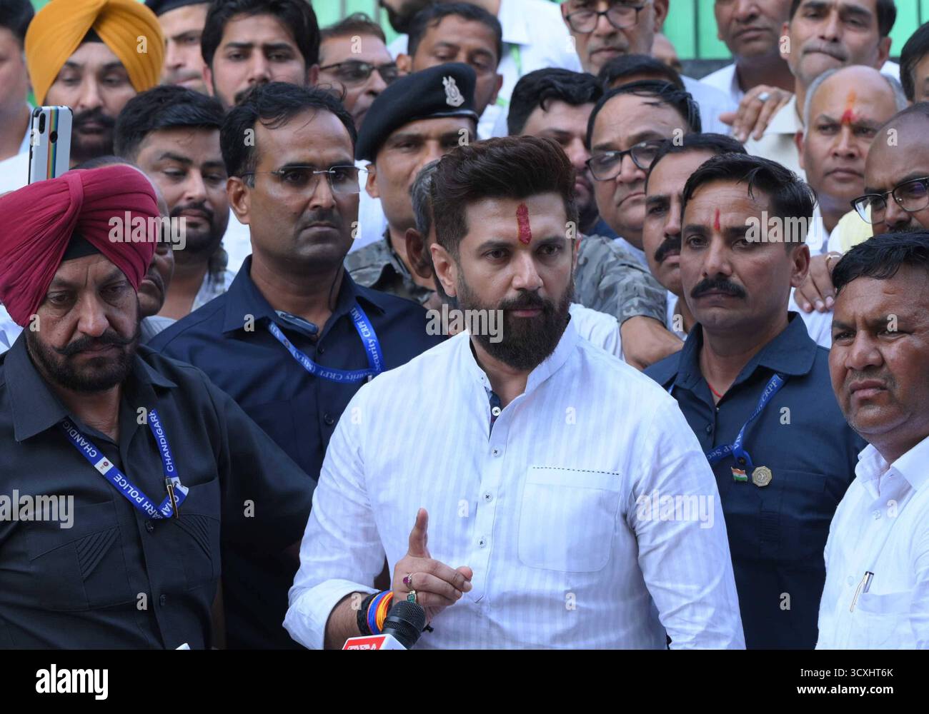 CHANDIGARH, INDE - 14 OCTOBRE : le ministre syndical Chirag Paswan sort après avoir présenté ses condoléances à IGP y Puran Singh à la résidence du secteur 24 le 14 octobre 2025 à Chandigarh, en Inde. Le 7 octobre 2025, l'officier y Puran Kumar du Haryana IPS a été retrouvé mort à sa résidence de Chandigarh d'une blessure par balle. Dans une note de suicide de neuf pages, Puran Kumar aurait accusé neuf officiers IPS en service de la police de Haryana, un officier IPS à la retraite et trois officiers IAS à la retraite de discrimination fondée sur la caste. Le policier n'a pas été incinéré, même sept jours après son suicide. L'impasse se poursuit entre pur Banque D'Images