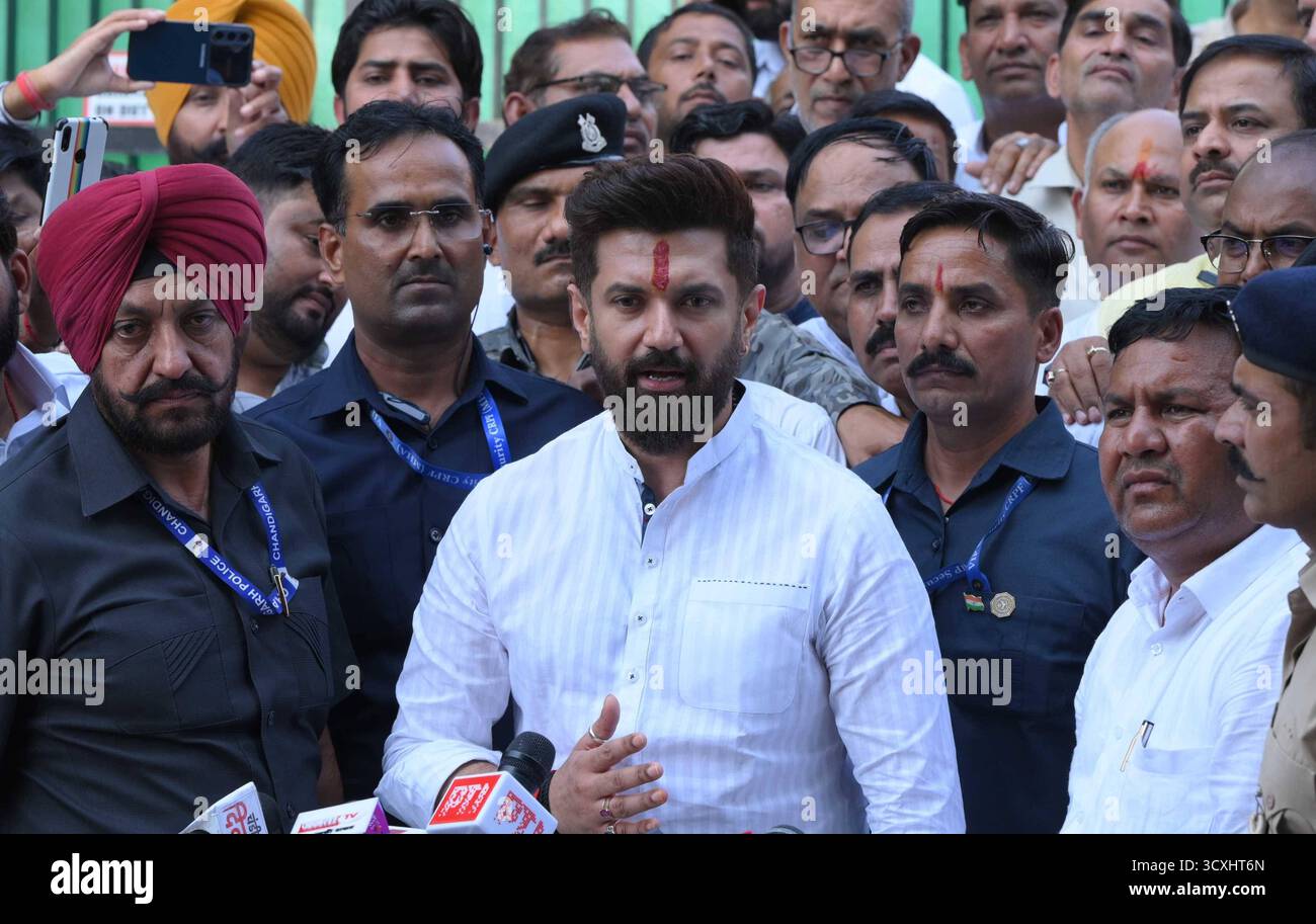 CHANDIGARH, INDE - 14 OCTOBRE : le ministre syndical Chirag Paswan sort après avoir présenté ses condoléances à IGP y Puran Singh à la résidence du secteur 24 le 14 octobre 2025 à Chandigarh, en Inde. Le 7 octobre 2025, l'officier y Puran Kumar du Haryana IPS a été retrouvé mort à sa résidence de Chandigarh d'une blessure par balle. Dans une note de suicide de neuf pages, Puran Kumar aurait accusé neuf officiers IPS en service de la police de Haryana, un officier IPS à la retraite et trois officiers IAS à la retraite de discrimination fondée sur la caste. Le policier n'a pas été incinéré, même sept jours après son suicide. L'impasse se poursuit entre pur Banque D'Images