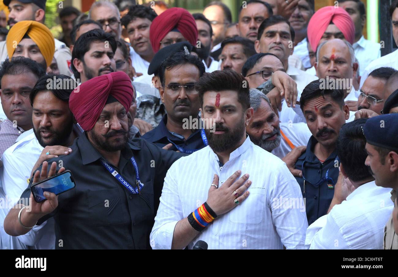 CHANDIGARH, INDE - 14 OCTOBRE : le ministre syndical Chirag Paswan sort après avoir présenté ses condoléances à IGP y Puran Singh à la résidence du secteur 24 le 14 octobre 2025 à Chandigarh, en Inde. Le 7 octobre 2025, l'officier y Puran Kumar du Haryana IPS a été retrouvé mort à sa résidence de Chandigarh d'une blessure par balle. Dans une note de suicide de neuf pages, Puran Kumar aurait accusé neuf officiers IPS en service de la police de Haryana, un officier IPS à la retraite et trois officiers IAS à la retraite de discrimination fondée sur la caste. Le policier n'a pas été incinéré, même sept jours après son suicide. L'impasse se poursuit entre pur Banque D'Images