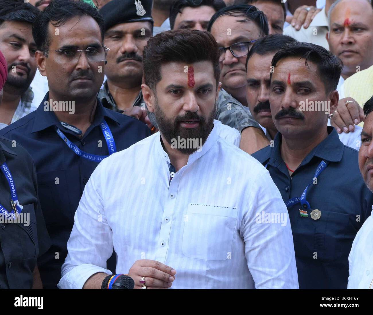 CHANDIGARH, INDE - 14 OCTOBRE : le ministre syndical Chirag Paswan sort après avoir présenté ses condoléances à IGP y Puran Singh à la résidence du secteur 24 le 14 octobre 2025 à Chandigarh, en Inde. Le 7 octobre 2025, l'officier y Puran Kumar du Haryana IPS a été retrouvé mort à sa résidence de Chandigarh d'une blessure par balle. Dans une note de suicide de neuf pages, Puran Kumar aurait accusé neuf officiers IPS en service de la police de Haryana, un officier IPS à la retraite et trois officiers IAS à la retraite de discrimination fondée sur la caste. Le policier n'a pas été incinéré, même sept jours après son suicide. L'impasse se poursuit entre pur Banque D'Images