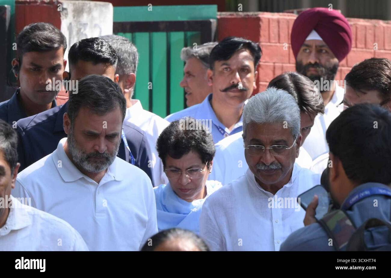 CHANDIGARH, INDE - 14 OCTOBRE : les dirigeants du Congrès Rahul Gandhi , Kumari Selja, ainsi que les hauts dirigeants sortent après avoir présenté leurs condoléances à IGP y Puran Singh à la résidence du secteur 24 le 14 octobre 2025 à Chandigarh, en Inde. Le 7 octobre 2025, l'officier y Puran Kumar du Haryana IPS a été retrouvé mort à sa résidence de Chandigarh d'une blessure par balle. Dans une note de suicide de neuf pages, Puran Kumar aurait accusé neuf officiers IPS en service de la police de Haryana, un officier IPS à la retraite et trois officiers IAS à la retraite de discrimination fondée sur la caste. Le policier n'a pas été incinéré même sept jours après h. Banque D'Images