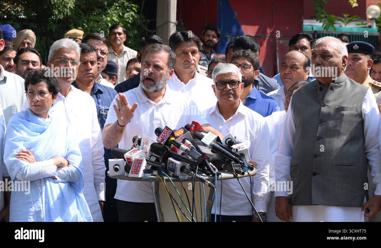 CHANDIGARH, INDE - 14 OCTOBRE : les dirigeants du Congrès Rahul Gandhi , Kumari Selja, Bhupinder Singh Hooda, Dipender Singh Hooda et des dirigeants principaux s'adressent aux médias après avoir rendu hommage à IGP y Puran Singh à la résidence Sector 24 le 14 octobre 2025 à Chandigarh, en Inde. Le 7 octobre 2025, l'officier y Puran Kumar du Haryana IPS a été retrouvé mort à sa résidence de Chandigarh d'une blessure par balle. Dans une note de suicide de neuf pages, Puran Kumar aurait accusé neuf officiers IPS en service de la police de Haryana, un officier IPS à la retraite et trois officiers IAS à la retraite de discrimination fondée sur la caste. La police offi Banque D'Images