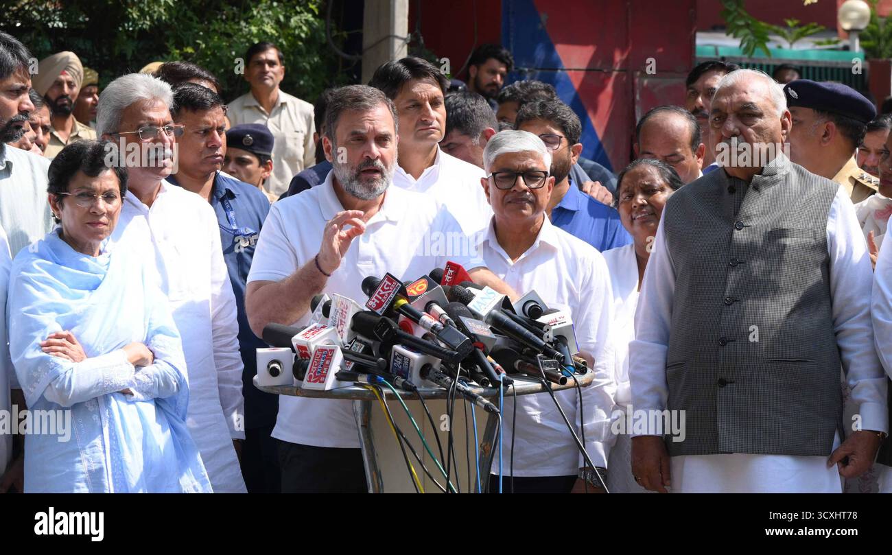 CHANDIGARH, INDE - 14 OCTOBRE : les dirigeants du Congrès Rahul Gandhi , Kumari Selja, Bhupinder Singh Hooda, Dipender Singh Hooda et des dirigeants principaux s'adressent aux médias après avoir rendu hommage à IGP y Puran Singh à la résidence Sector 24 le 14 octobre 2025 à Chandigarh, en Inde. Le 7 octobre 2025, l'officier y Puran Kumar du Haryana IPS a été retrouvé mort à sa résidence de Chandigarh d'une blessure par balle. Dans une note de suicide de neuf pages, Puran Kumar aurait accusé neuf officiers IPS en service de la police de Haryana, un officier IPS à la retraite et trois officiers IAS à la retraite de discrimination fondée sur la caste. La police offi Banque D'Images