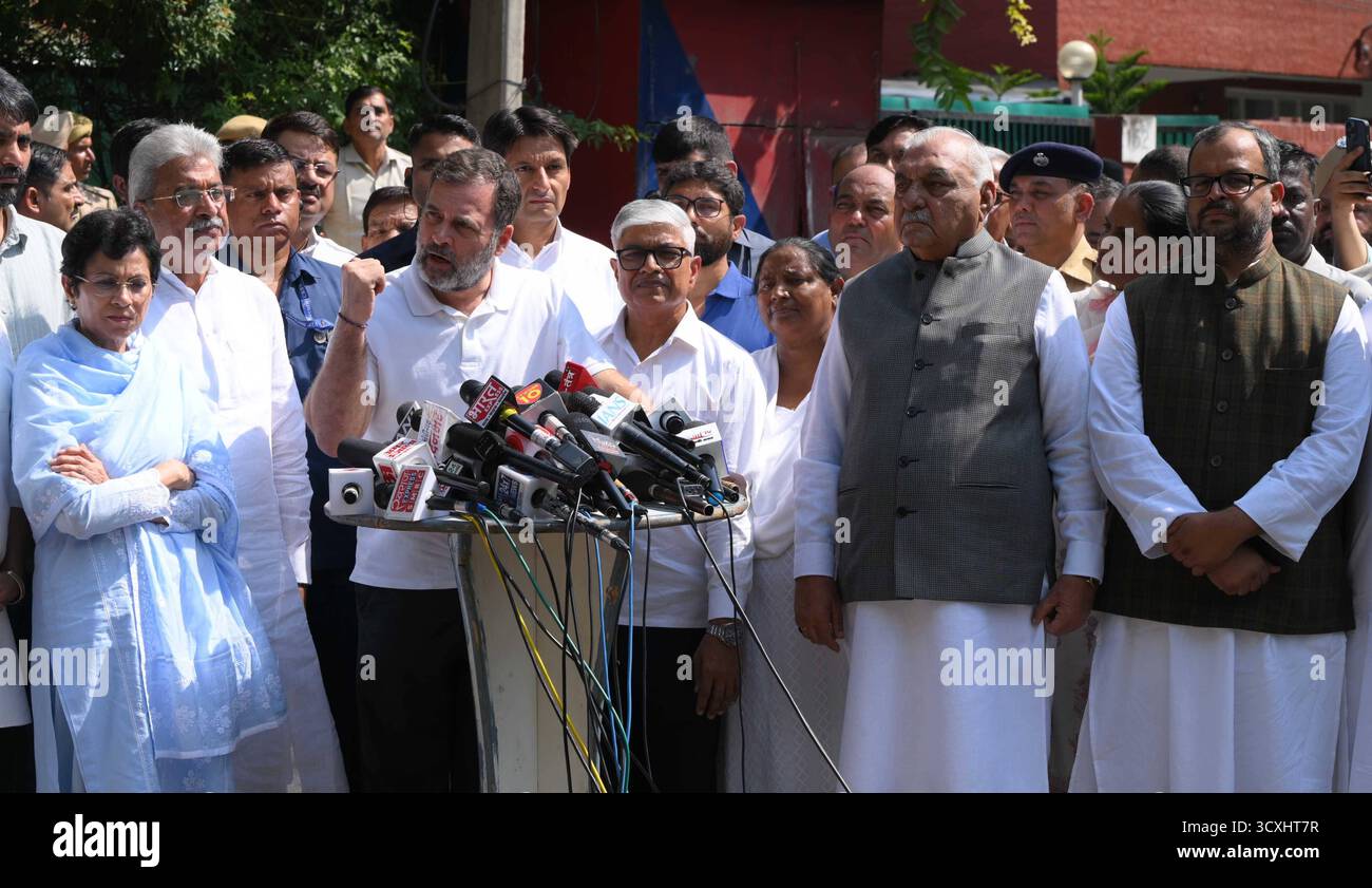 CHANDIGARH, INDE - 14 OCTOBRE : les dirigeants du Congrès Rahul Gandhi , Kumari Selja, Bhupinder Singh Hooda, Dipender Singh Hooda et des dirigeants principaux s'adressent aux médias après avoir rendu hommage à IGP y Puran Singh à la résidence Sector 24 le 14 octobre 2025 à Chandigarh, en Inde. Le 7 octobre 2025, l'officier y Puran Kumar du Haryana IPS a été retrouvé mort à sa résidence de Chandigarh d'une blessure par balle. Dans une note de suicide de neuf pages, Puran Kumar aurait accusé neuf officiers IPS en service de la police de Haryana, un officier IPS à la retraite et trois officiers IAS à la retraite de discrimination fondée sur la caste. La police offi Banque D'Images