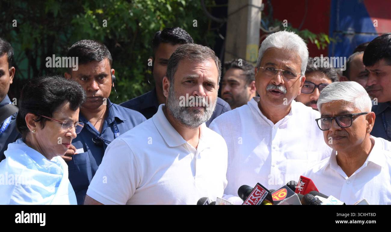 CHANDIGARH, INDE - 14 OCTOBRE : les dirigeants du Congrès Rahul Gandhi , Kumari Selja, ainsi que les hauts dirigeants sortent après avoir présenté leurs condoléances à IGP y Puran Singh à la résidence du secteur 24 le 14 octobre 2025 à Chandigarh, en Inde. Le 7 octobre 2025, l'officier y Puran Kumar du Haryana IPS a été retrouvé mort à sa résidence de Chandigarh d'une blessure par balle. Dans une note de suicide de neuf pages, Puran Kumar aurait accusé neuf officiers IPS en service de la police de Haryana, un officier IPS à la retraite et trois officiers IAS à la retraite de discrimination fondée sur la caste. Le policier n'a pas été incinéré même sept jours après h. Banque D'Images