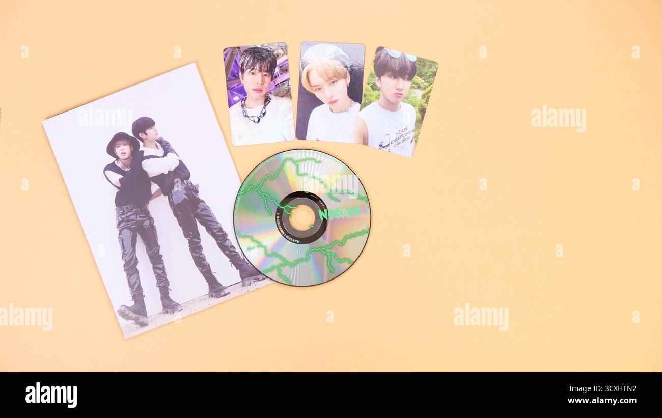 Stray Kids NOEASY album Box Set sur fond de pêche. Le boys band sud-coréen StrayKids. Espace pour le texte. Gatineau, QC Canada - 03.12.2025 Banque D'Images