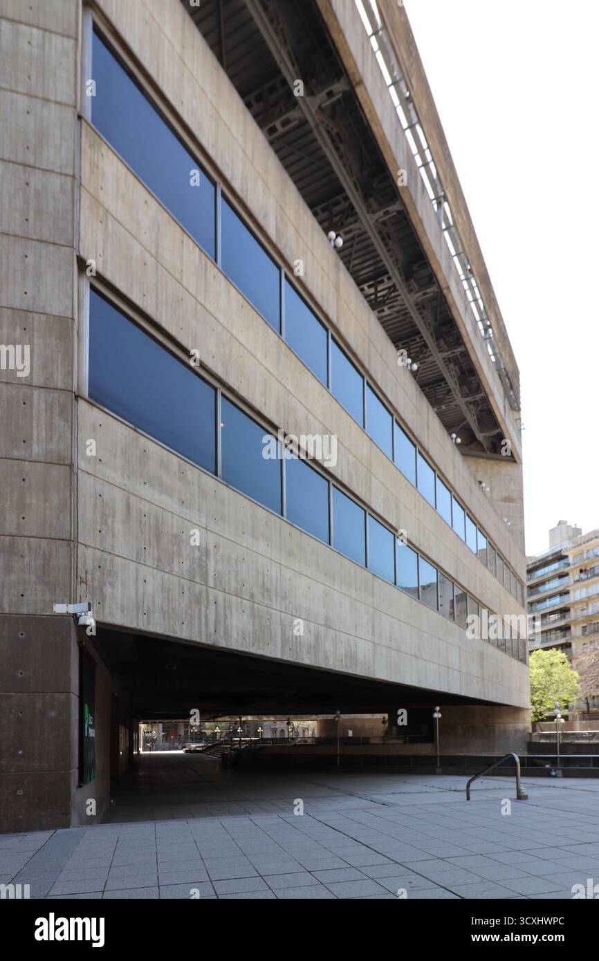 Architecture brutaliste et façade en béton du complexe culturel Teatro Argentino à la Plata, province de Buenos Aires, Argentine. Design moderne. Banque D'Images