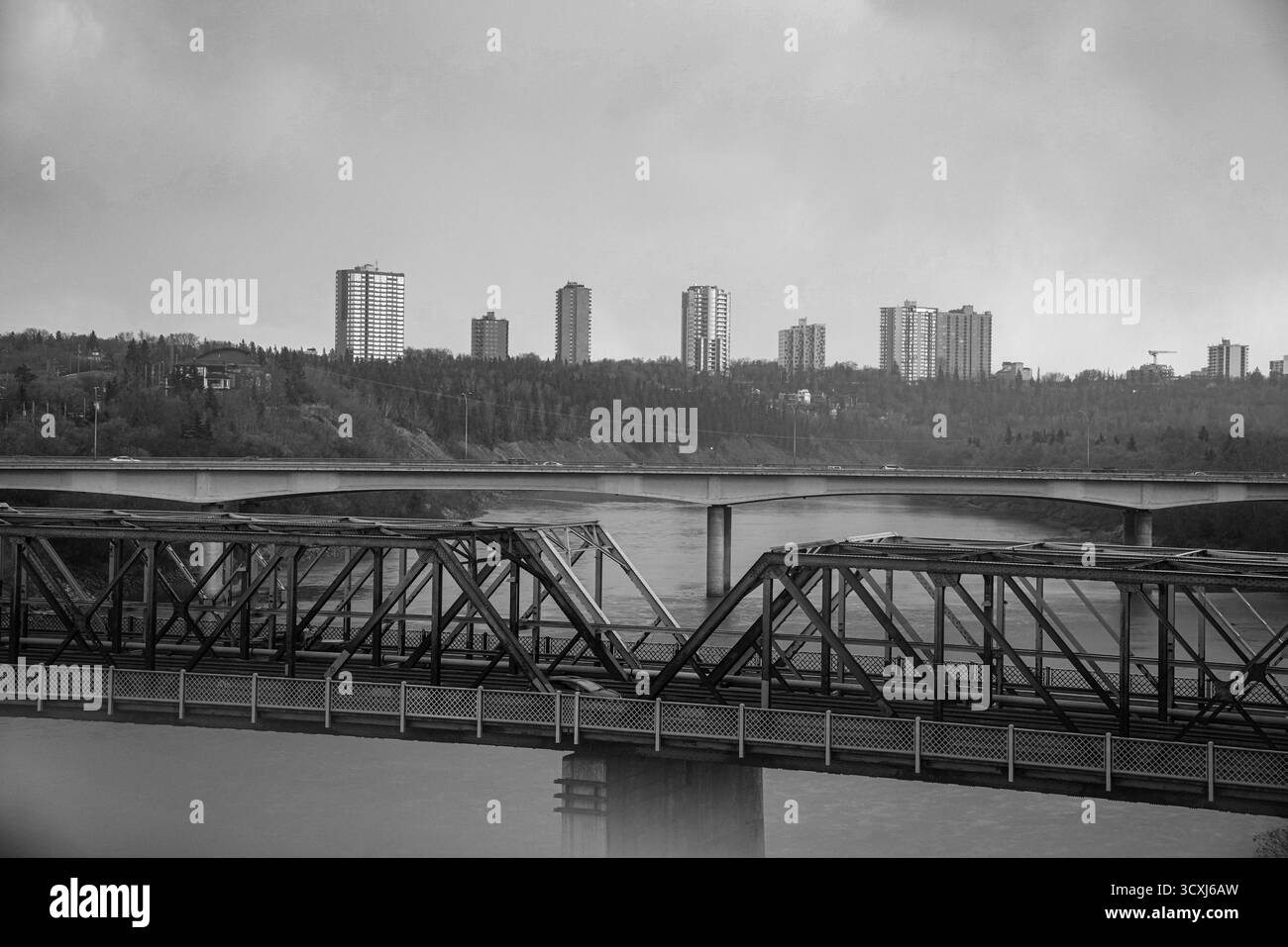 Image en noir et blanc de ponts jumeaux traversant la rivière Saskatchewan Nord, avec des gratte-ciel au loin Banque D'Images Image en noir et blanc de ponts jumeaux traversant la rivière Saskatchewan Nord, avec des gratte-ciel au loin Banque D'Images