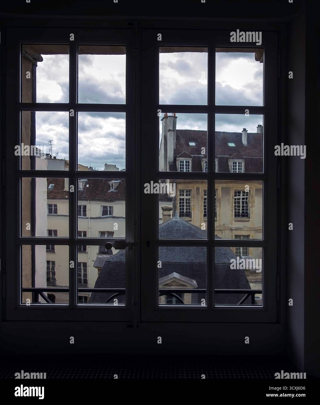 Vue par fenêtre, Marais, Paris, France Banque D'Images