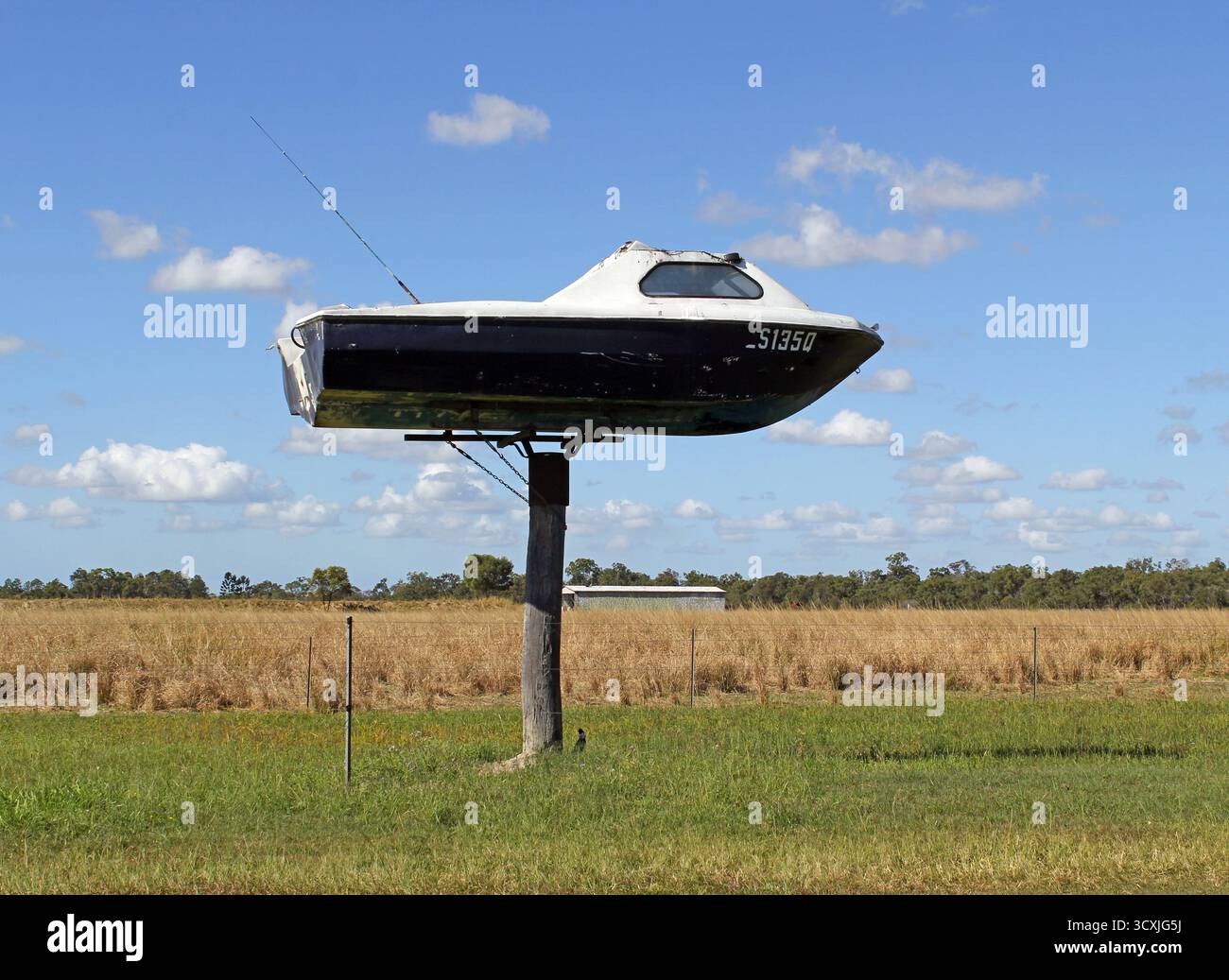South Kolan, Queensland, Australie - 11 juin 2024 : petit bateau monté sur un poteau en bois dans le cadre de l'attraction touristique Jim's Row of Machinery Banque D'Images