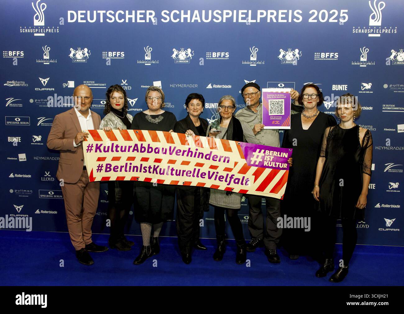 Johannes Heinrichs, Philipp Harpain, Wibke Behrens et d'autres avec une affiche #KulturAbbauVerhindern et #BerlinIst Kulturellevielfalt sur le tapis rouge Banque D'Images