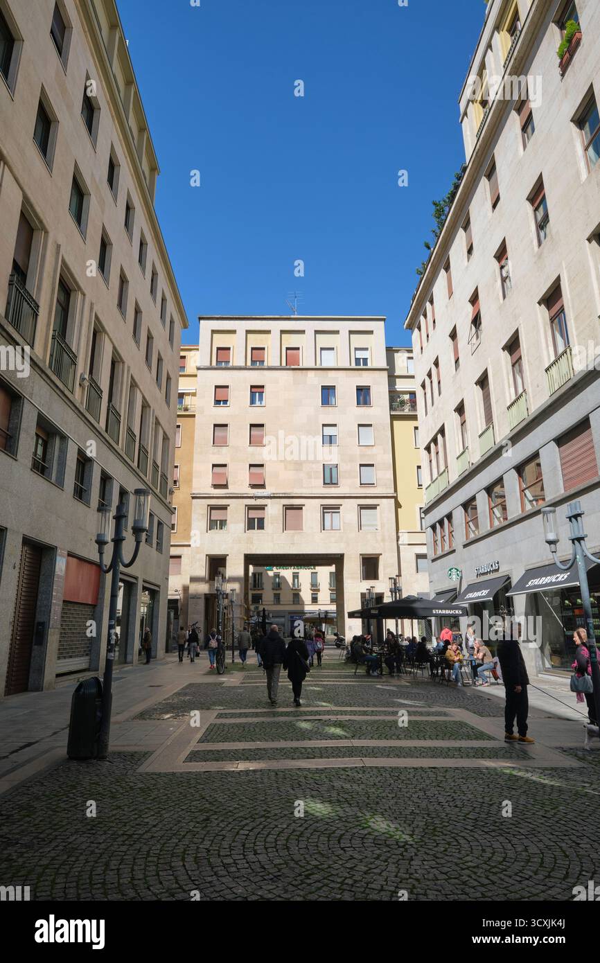Rue piétonne avec café Starbucks, emplacement de franchise de café. Un bon exemple d'architecture fasciste et brutaliste. À Turin, Turin, Italie. Banque D'Images