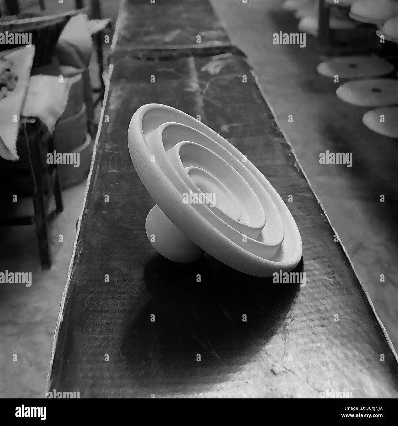 Une photo d'archives frappante des années 1980 capture une étape dans le processus de production de porcelaine à l'usine de raccords et isolateurs Sloviansk (AIZ). L'image est un gros plan détaillé d'un isolant électrique haute tension dans sa forme brute, non émaillée. Sa forme géométrique parfaite repose sur un banc d'atelier, en attendant la prochaine étape. Cette photo symbolise la précision et la puissance industrielle de l'ère soviétique. C'est un document précieux du travail créatif qui a défini le Donbass pacifique avant la guerre Banque D'Images