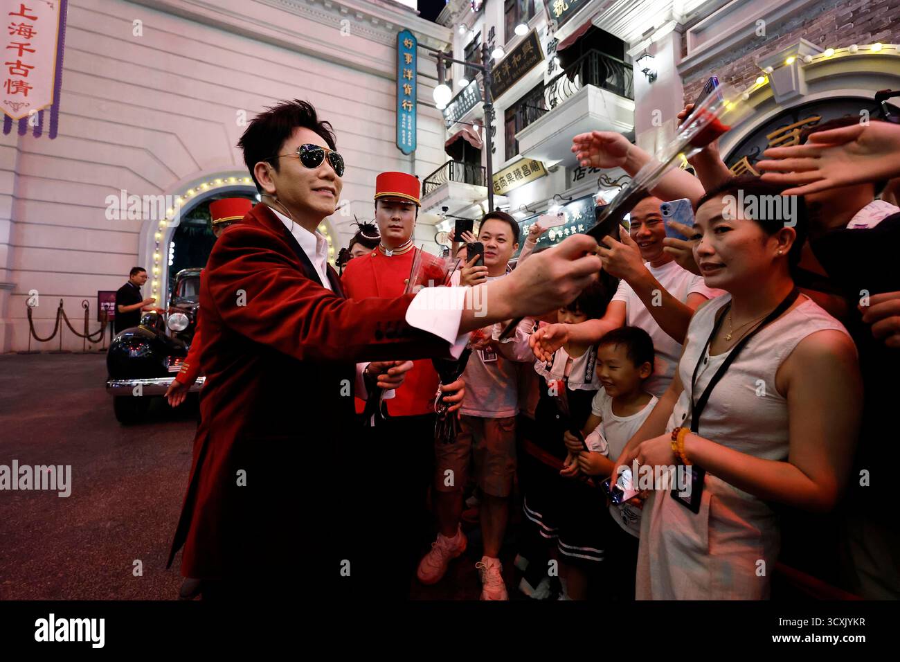 Shanghai, Chine.2th octobre 2025. La star de Hong Kong Deric Wan interagit avec les touristes au Shanghai Romance Park, le soir du 2 octobre 2025. Crédit : Yin Liqin/China News Service/Alamy Live News Banque D'Images