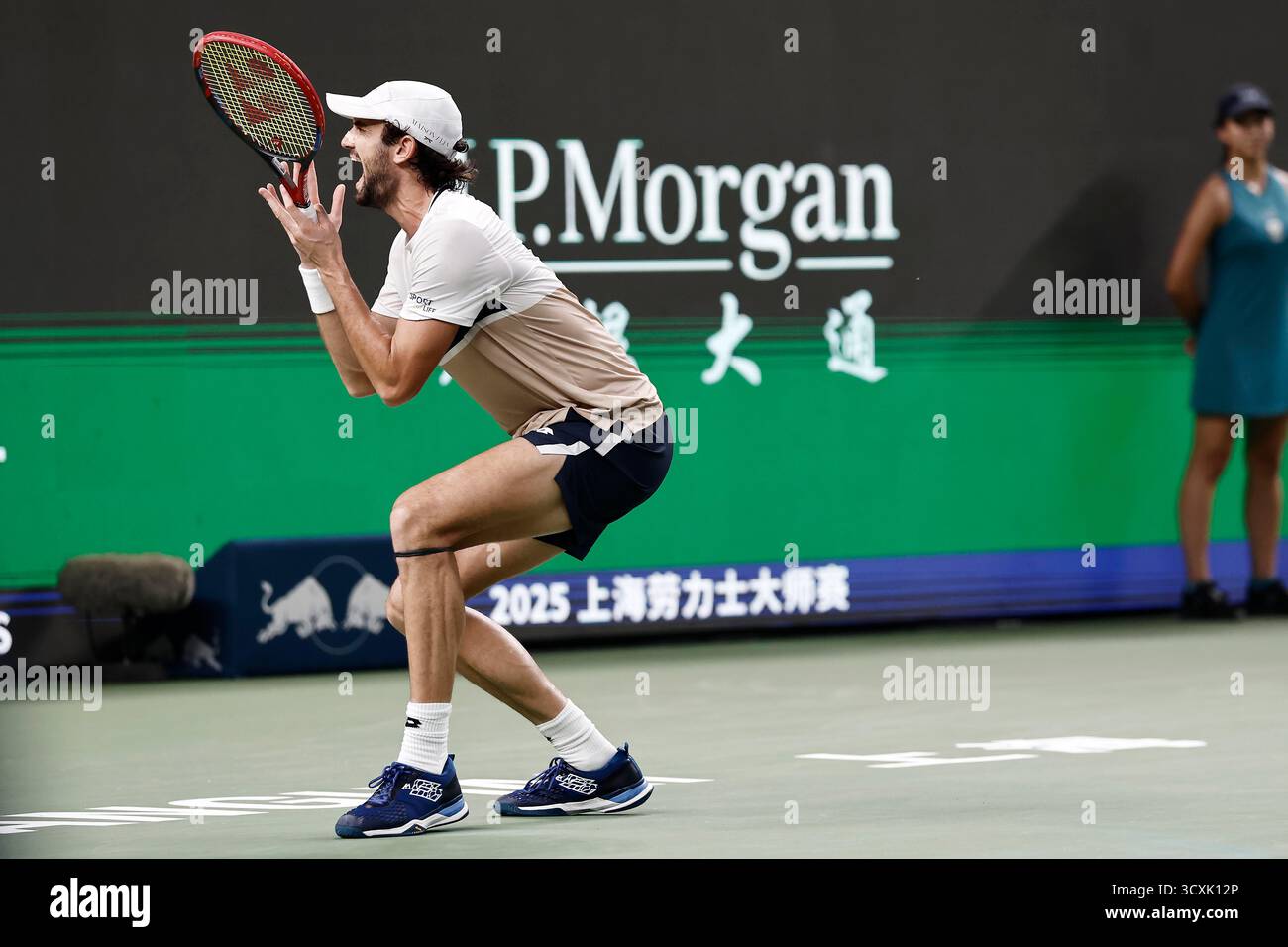 Shanghai, China.12th octobre 2025. Valentin Vacherot de l'AS Monaco a levé le trophée haut au Qizhong Tennis Center le soir du 12 octobre, le Rolex Shanghai Masters a probablement assisté au circuit ATP le plus inattendu et palpitant de l'année. Crédit : Yin Liqin/China News Service/Alamy Live News Banque D'Images