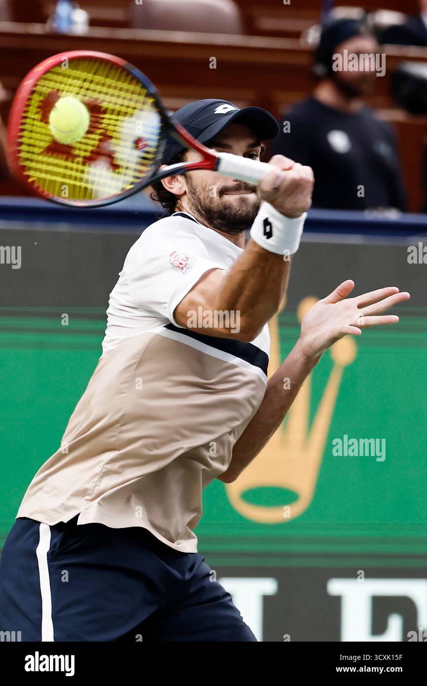 Shanghai, China.12th octobre 2025. Valentin Vacherot de l'AS Monaco a levé le trophée haut au Qizhong Tennis Center le soir du 12 octobre, le Rolex Shanghai Masters a probablement assisté au circuit ATP le plus inattendu et palpitant de l'année. Crédit : Yin Liqin/China News Service/Alamy Live News Banque D'Images