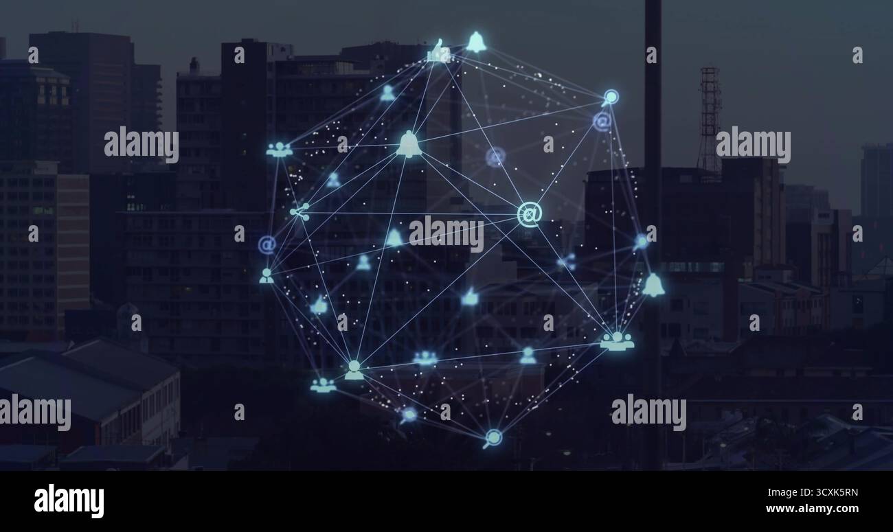 Globe de réseau holographique planant au-dessus du toit de la ville au crépuscule, avec des nœuds, des lignes et des icônes Banque D'Images