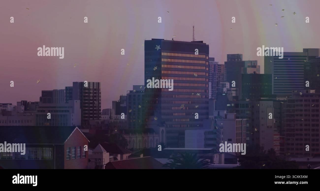 Vue sur les gratte-ciel de la ville au crépuscule avec tours de grande hauteur, clocher d'église et palmiers Banque D'Images