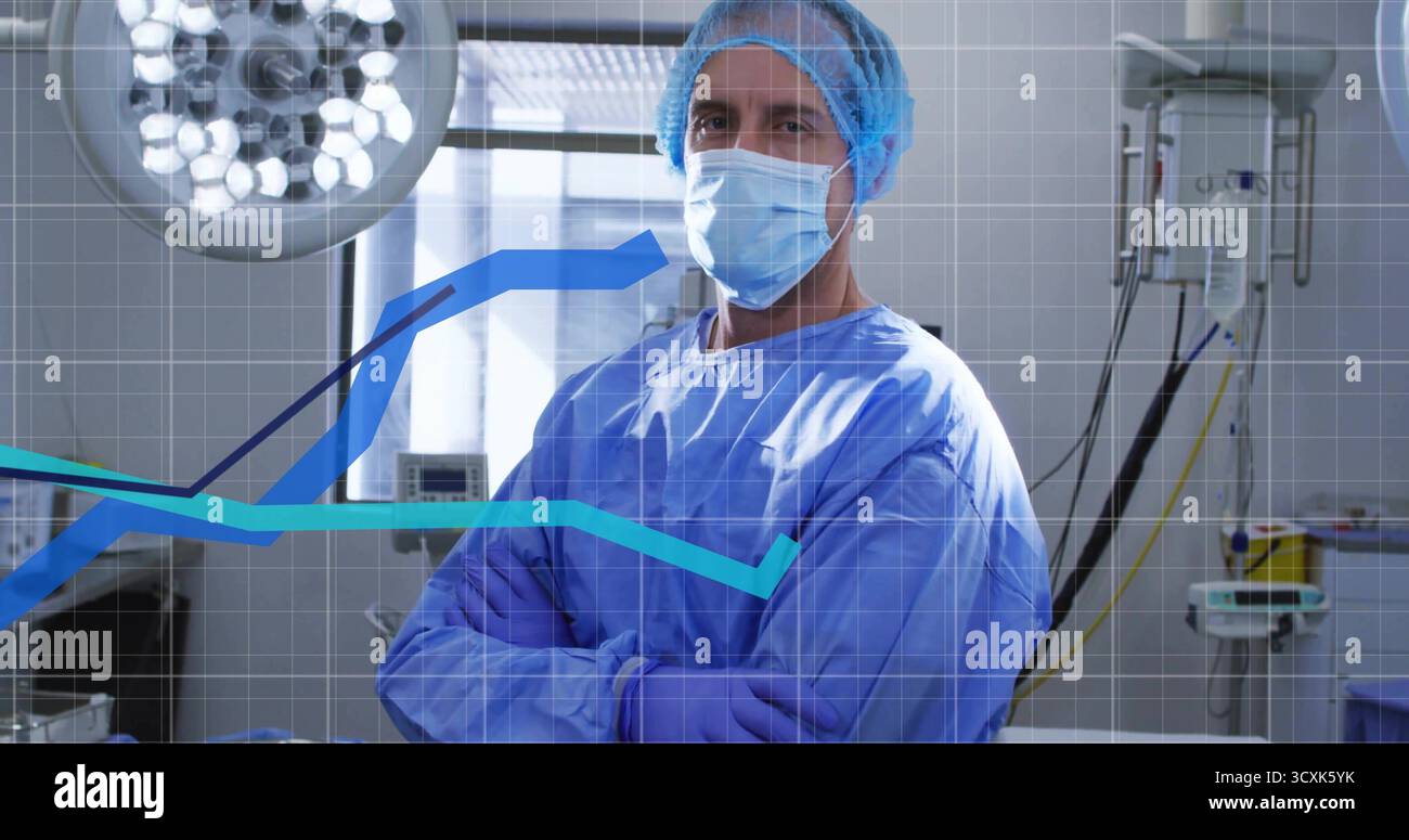 Chirurgien masculin adulte debout croisant les bras dans LE BLOC OPÉRATOIRE, avec superposition des données des moniteurs de surveillance de la lumière chirurgicale Banque D'Images