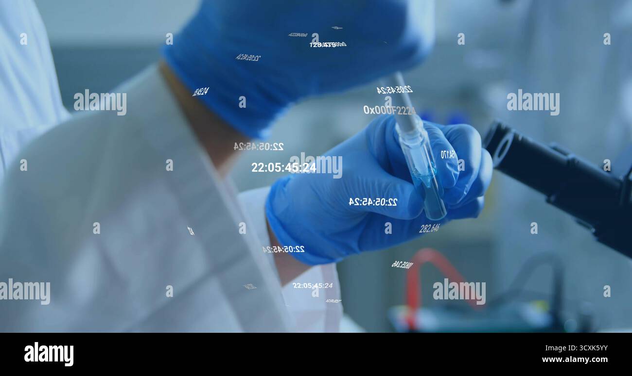 Présentation de la main gantée dans une blouse de laboratoire tenant le tube à essai près du microscope dans le laboratoire, avec des superpositions numériques Banque D'Images