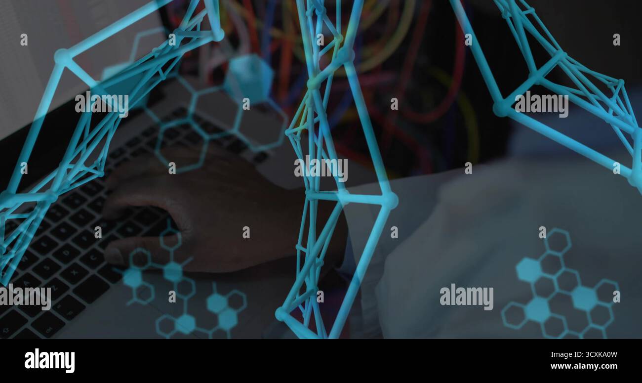 Taper homme portant une blouse de laboratoire sur ordinateur portable au bureau de la salle de serveur, affichant des superpositions de modélisation moléculaire Banque D'Images