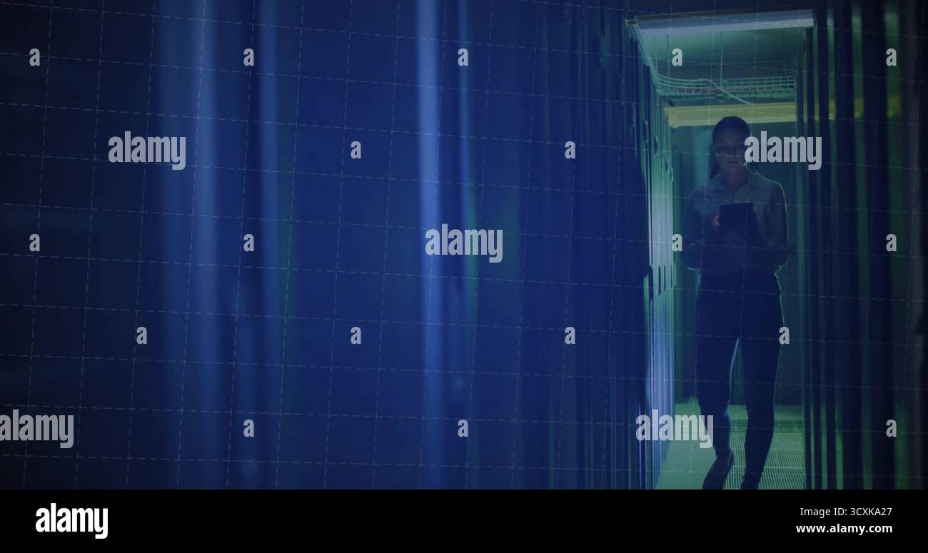 Les INFORMATICIENS en entreprise doivent vérifier la tablette par les racks de serveurs dans le couloir du datacenter, l'espace de copie Banque D'Images