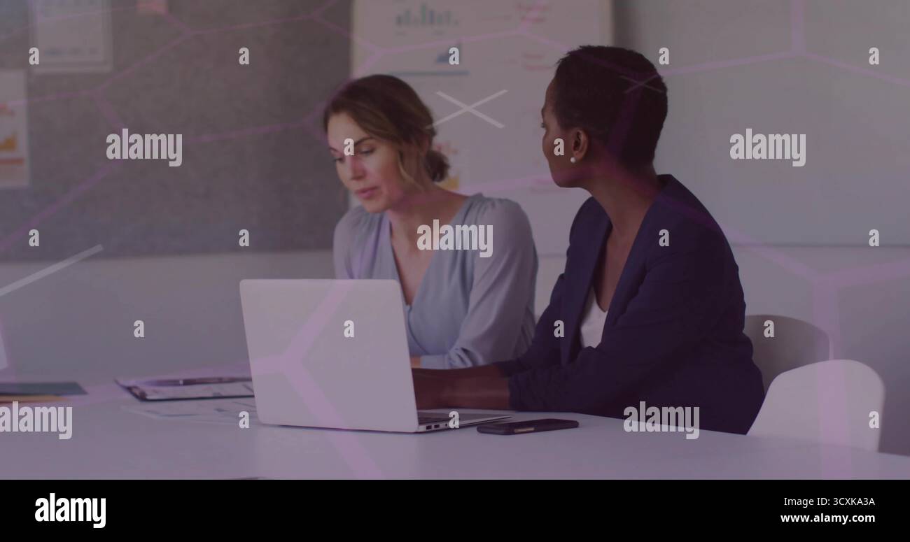Collaboration entre collègues examinant des documents dans une salle de conférence, avec un smartphone portable Silver Banque D'Images