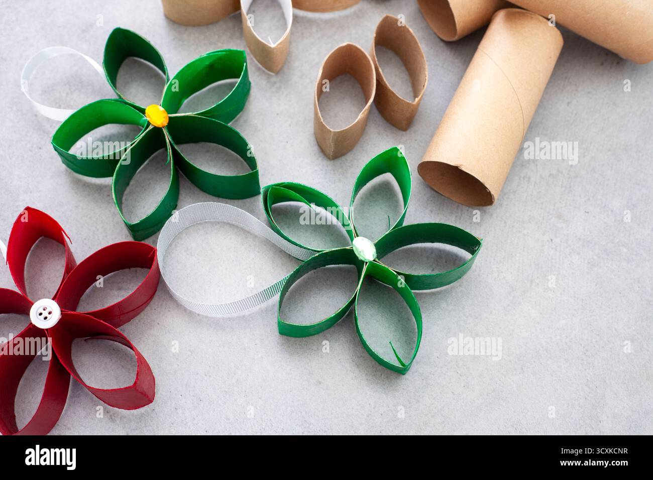 Coupez les rouleaux de toilette utilisés pour faire de belles décorations de Noël en forme de fleur Banque D'Images
