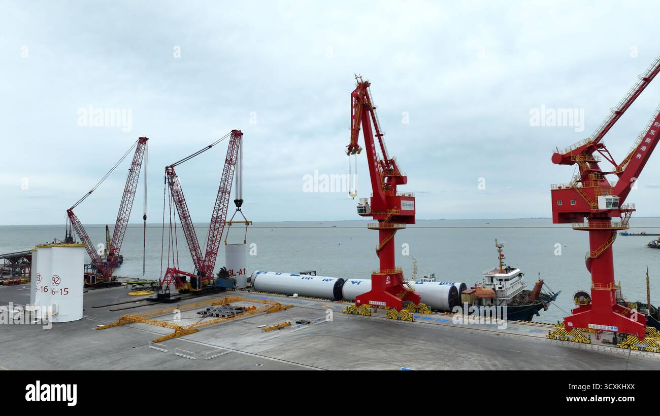 Sections de tour d'éoliennes chargées à Coastal Dock, Dongying, Shandong, Chine Banque D'Images