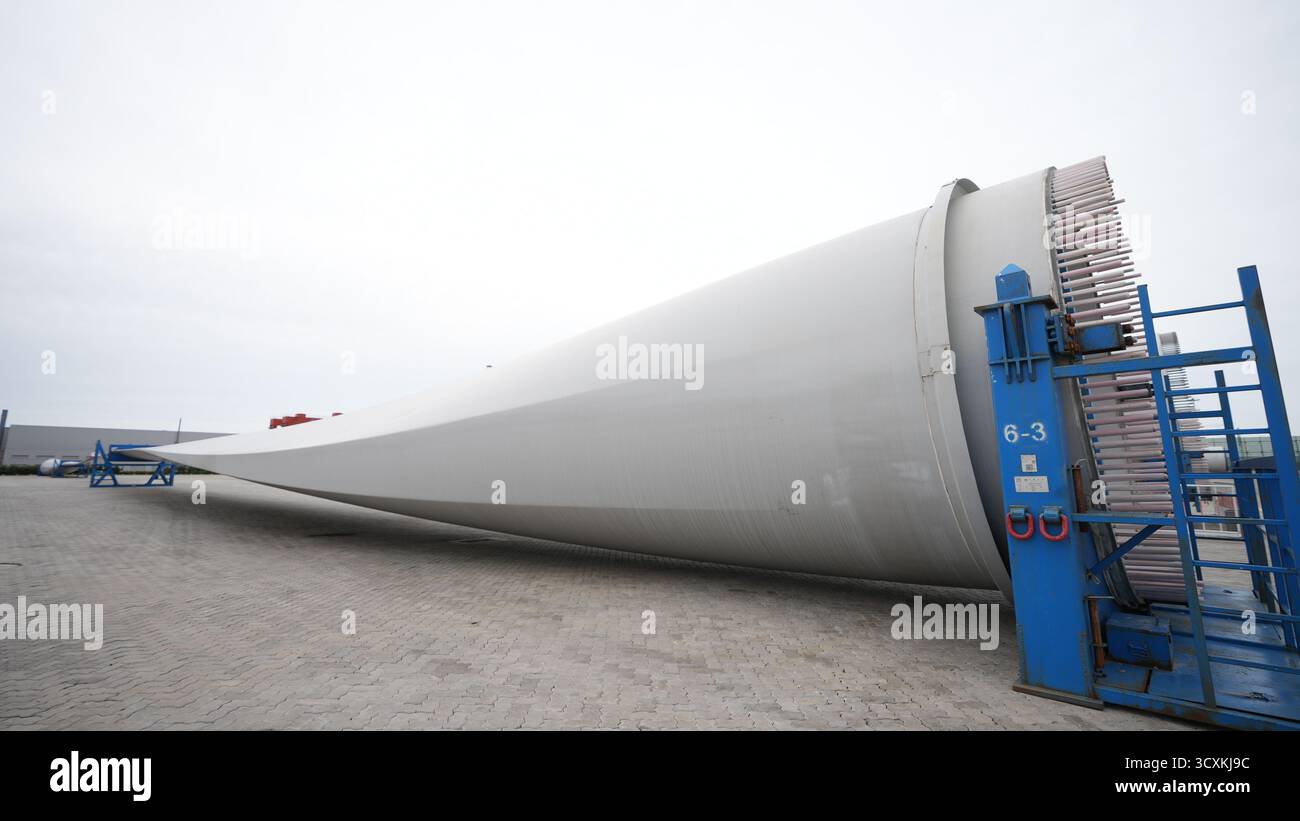 Pale de turbine éolienne sur le stand de transport à Manufacturing Yard, Chine Banque D'Images