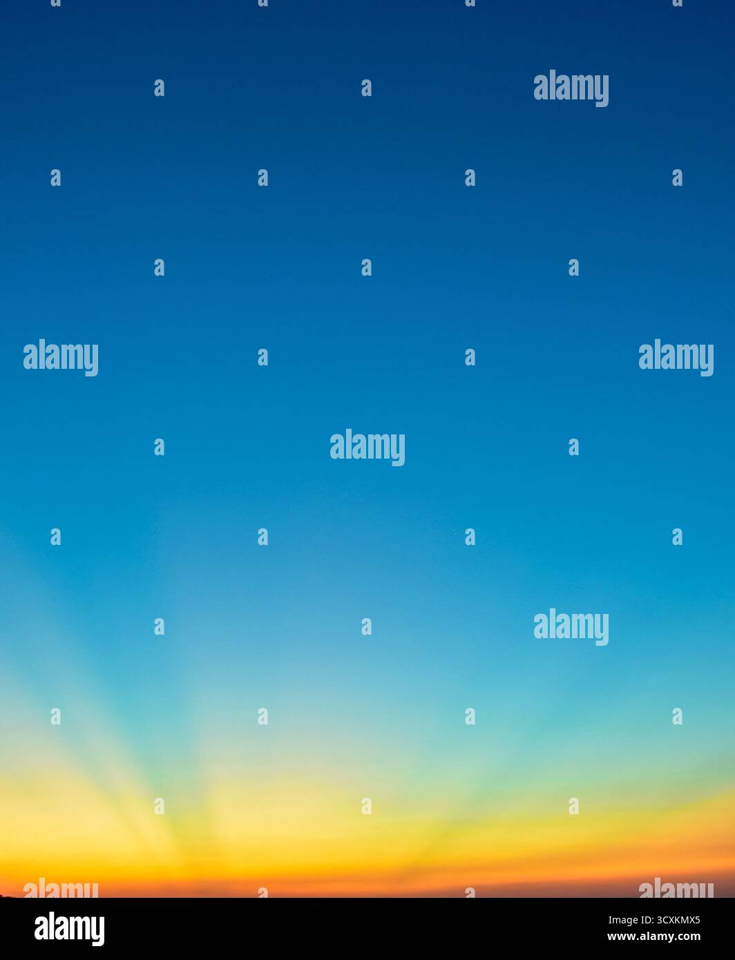 Ciel coloré au coucher du soleil, brillant chaleureusement avec des teintes pastel douces Banque D'Images