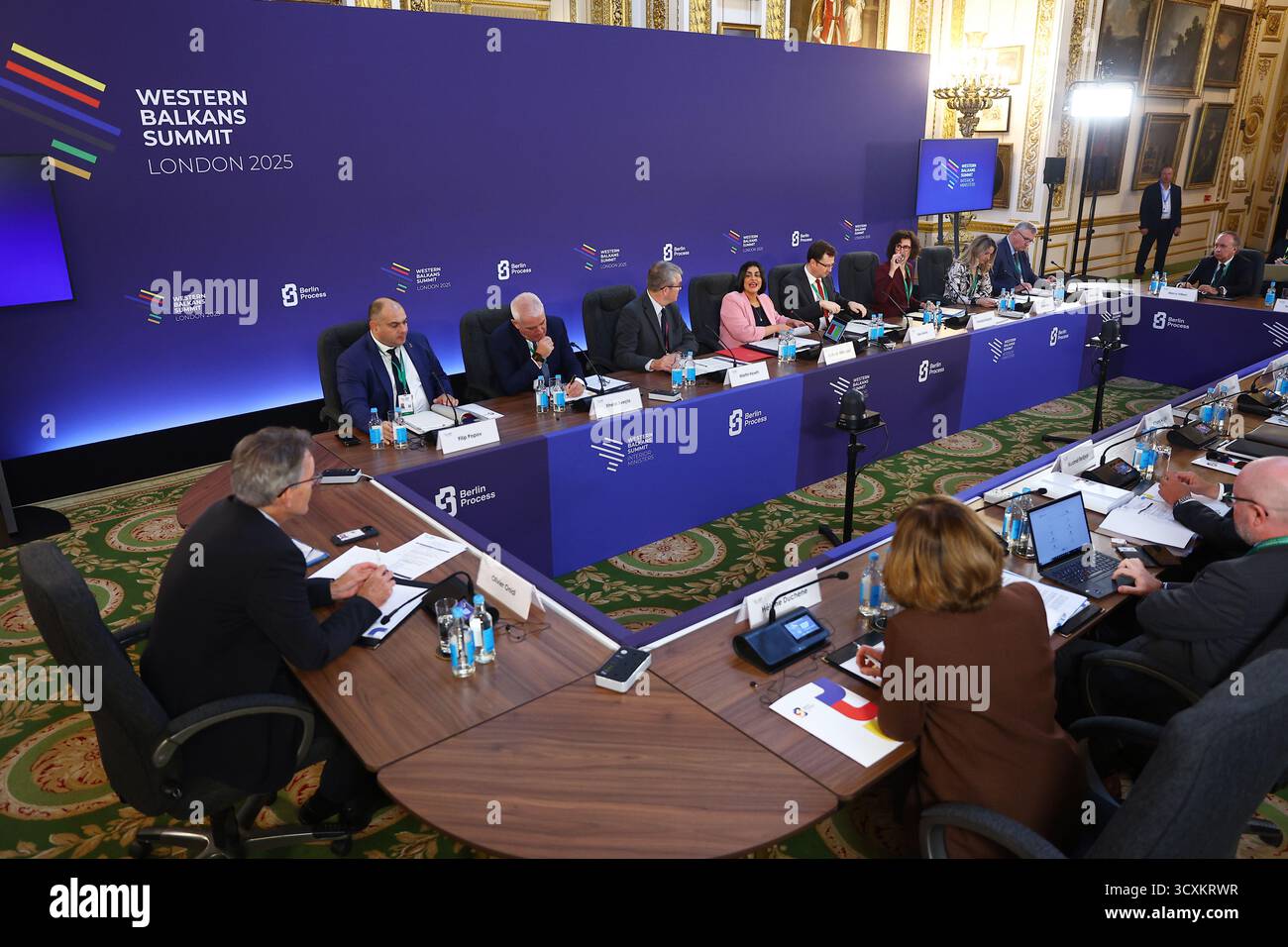 La ministre de l'intérieur, Shabana Mahmood (au centre), entame la réunion alors qu'elle accueille des homologues des Balkans occidentaux lors du sommet des Balkans occidentaux à Lancaster House à Londres. Date de la photo : mercredi 15 octobre 2025. Banque D'Images