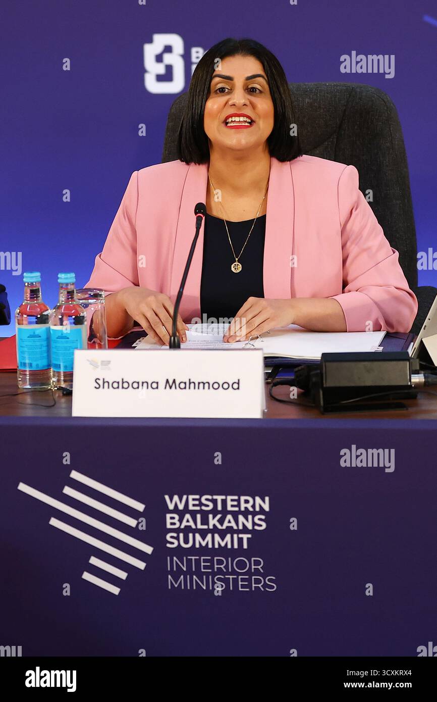 La ministre de l'intérieur, Shabana Mahmood, entame la réunion alors qu'elle accueille des homologues des Balkans occidentaux lors du sommet des Balkans occidentaux à Lancaster House à Londres. Date de la photo : mercredi 15 octobre 2025. Banque D'Images