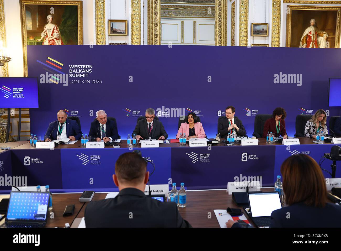 La ministre de l'intérieur, Shabana Mahmood, entame la réunion alors qu'elle accueille des homologues des Balkans occidentaux lors du sommet des Balkans occidentaux à Lancaster House à Londres. Date de la photo : mercredi 15 octobre 2025. Banque D'Images