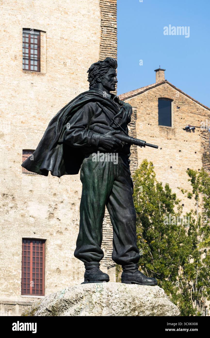 Statue en bronze représente un soldat héroïque avec une arme debout symbolisant fièrement le courage, la liberté et le sacrifice devant les bâtiments historiques Banque D'Images