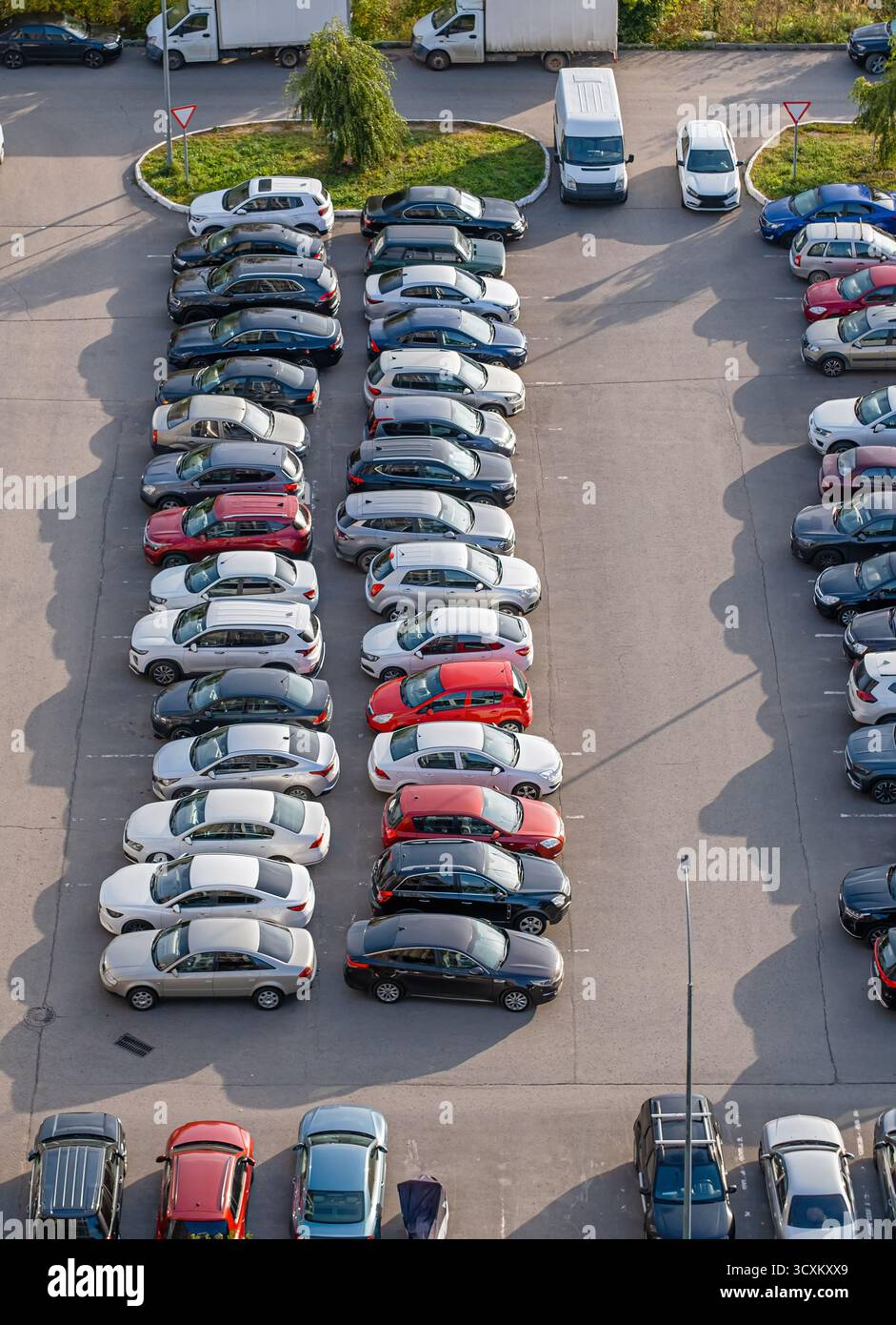 Vue aérienne du parking de l'immeuble résidentiel rempli de voitures garées. Transports urbains, gestion des véhicules, parking extérieur, in Banque D'Images