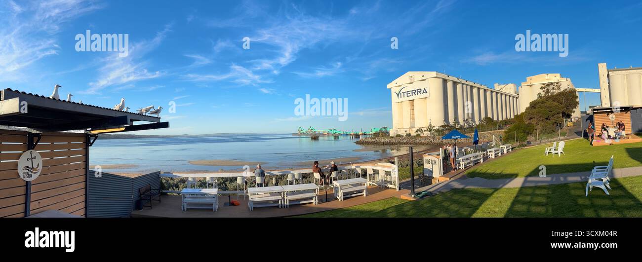 Vue sur la pelouse de l'hôtel Boston, silos de chargement de grain Viterra et quai, Port Lincoln, Australie méridionale. Pas DE MR ou PR Banque D'Images
