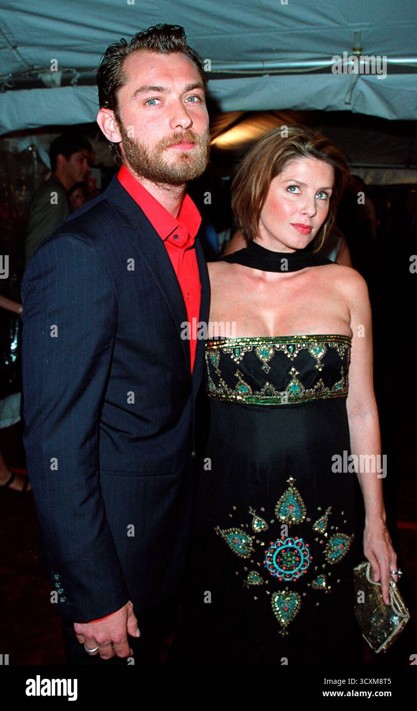 Jude Law avec son épouse Sadie Frost assistant à une projection spéciale de 'Road to Perditon' au profit de l'Association des camps du HITWG et du Comité international de sauvetage. New York, 9 juillet 2002 Banque D'Images