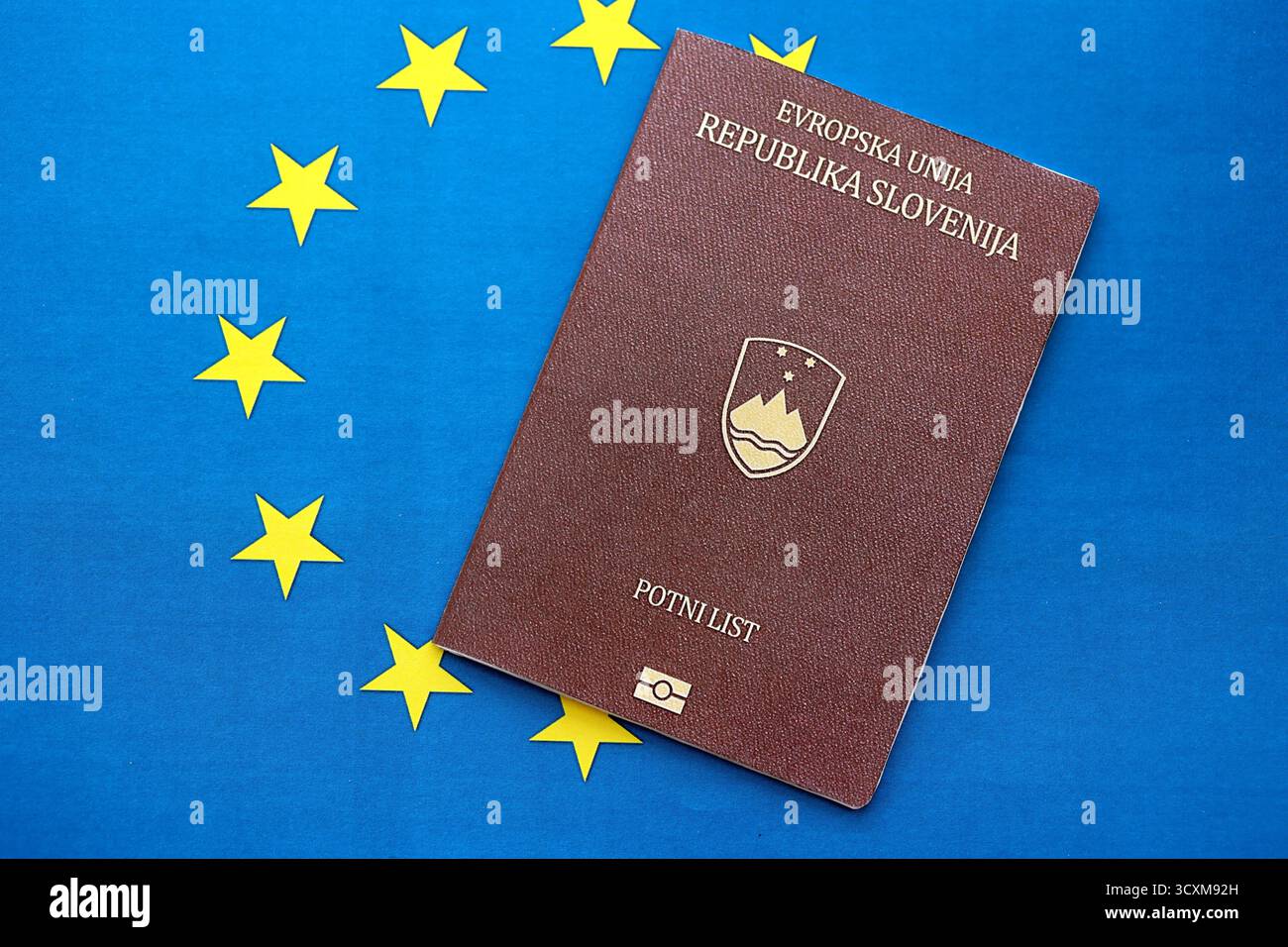 Passeport slovène sur fond drapeau bleu de l'union européenne gros plan. Citoyenneté dans les pays d'Europe concept Banque D'Images