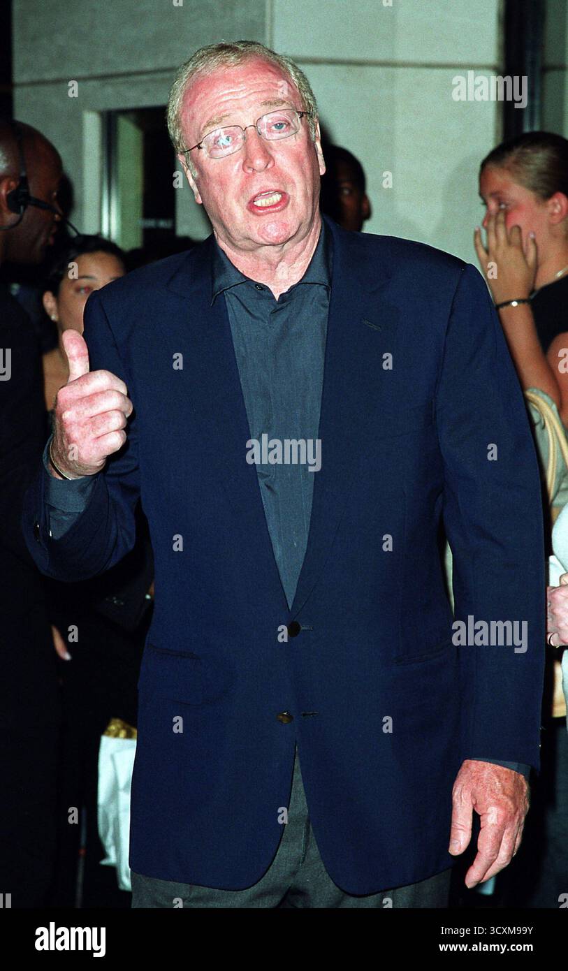 Michael Caine arrive à la première New York de 'Austin Powers in Goldmember' au Barney's New York sur Madison Avenue à New York. 24/07/02 Banque D'Images
