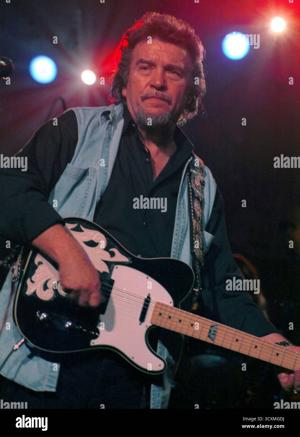 Le chanteur country Waylon Jennings se produit en 1996 à l'hôtel Aladdin de Las Vegas, Nevada. Jennings est décédé le 13 février 2002 de problèmes de santé liés au diabète à son domicile. Chanteur, auteur-compositeur et guitariste, il enregistre 60 albums et a eu 16 singles country No.1 au cours d'une carrière qui s'étend sur cinq décennies Banque D'Images