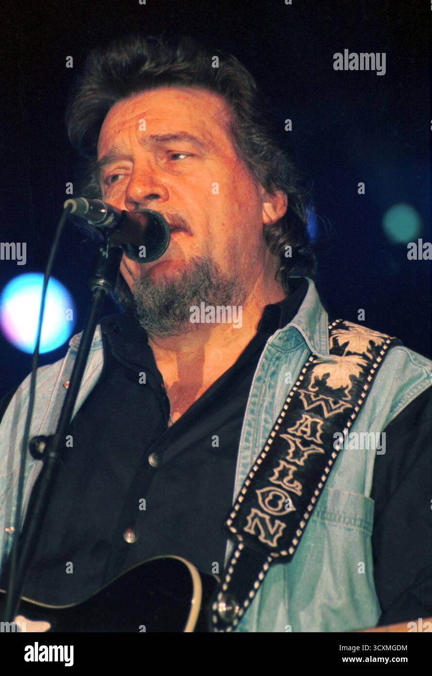 Le chanteur country Waylon Jennings se produit en 1996 à l'hôtel Aladdin de Las Vegas, Nevada. Jennings est décédé le 13 février 2002 de problèmes de santé liés au diabète à son domicile. Chanteur, auteur-compositeur et guitariste, il enregistre 60 albums et a eu 16 singles country No.1 au cours d'une carrière qui s'étend sur cinq décennies Banque D'Images