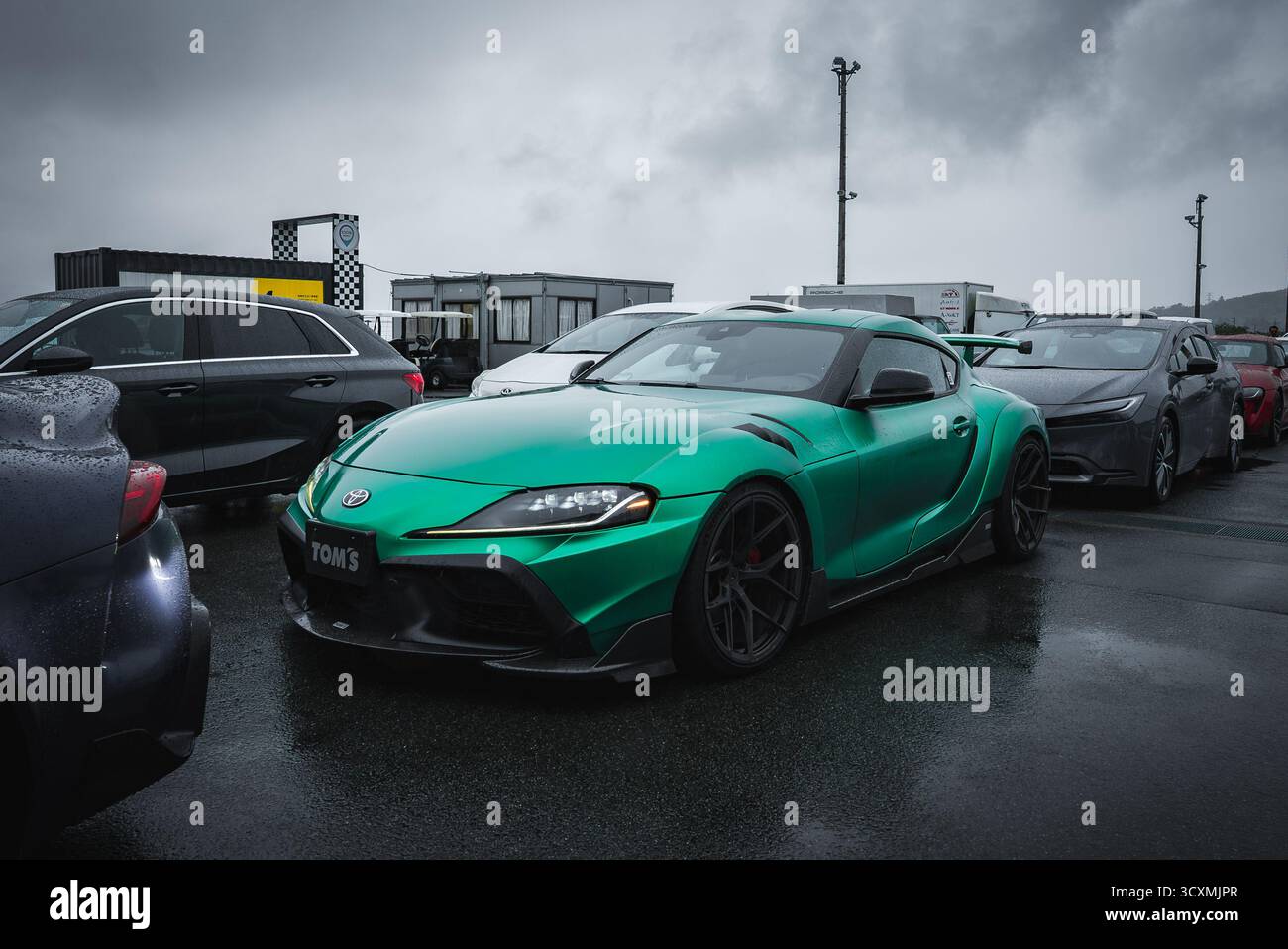 Emerald Toyota GR Supra avec TOM'S Aero sur le circuit de course japonais Banque D'Images