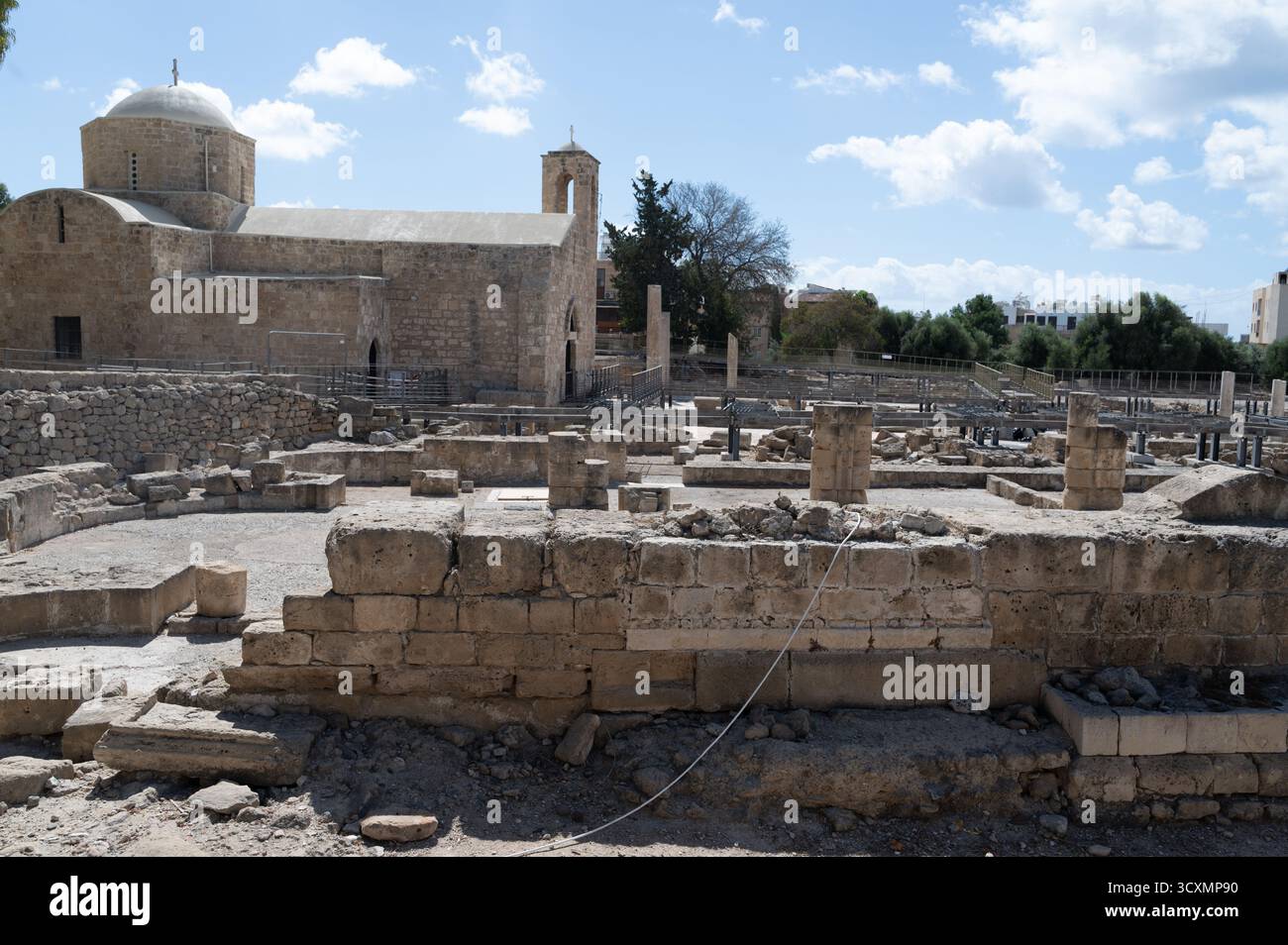 Explorez le site archéologique de Chypre avec des ruines antiques et une église historique, riche en culture Banque D'Images