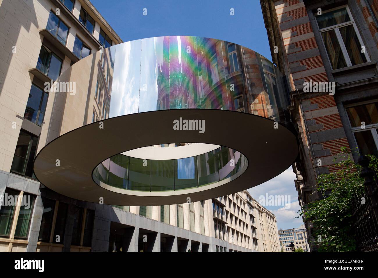 Le pont piétonnier rond passerelle Tondo reliant la Chambre des représentants avec le bâtiment Forum, le gouvernement fédéral de Belgique, Bruxelles Banque D'Images