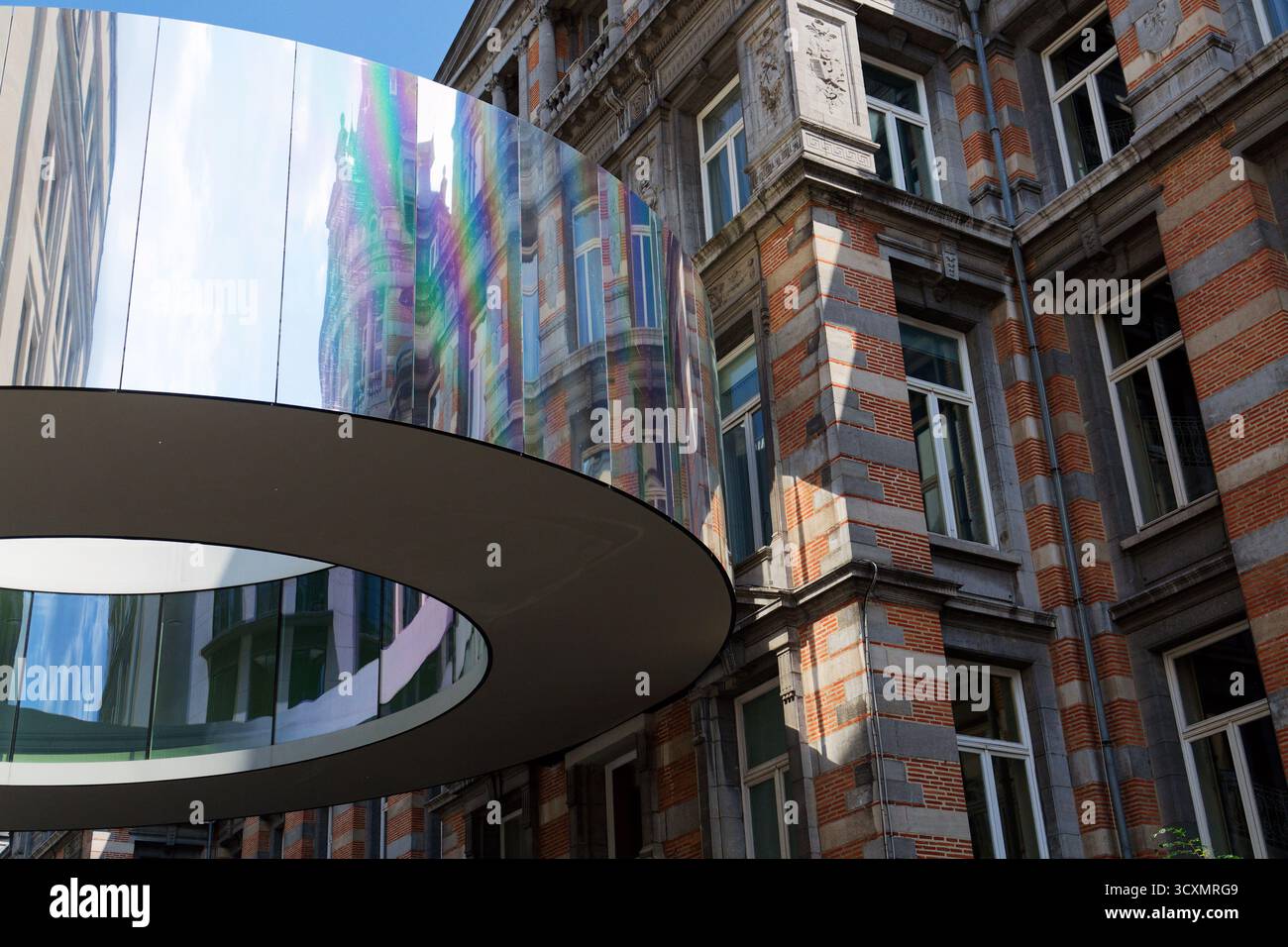 Le pont piétonnier rond passerelle Tondo reliant la Chambre des représentants avec le bâtiment Forum, le gouvernement fédéral de Belgique, Bruxelles Banque D'Images